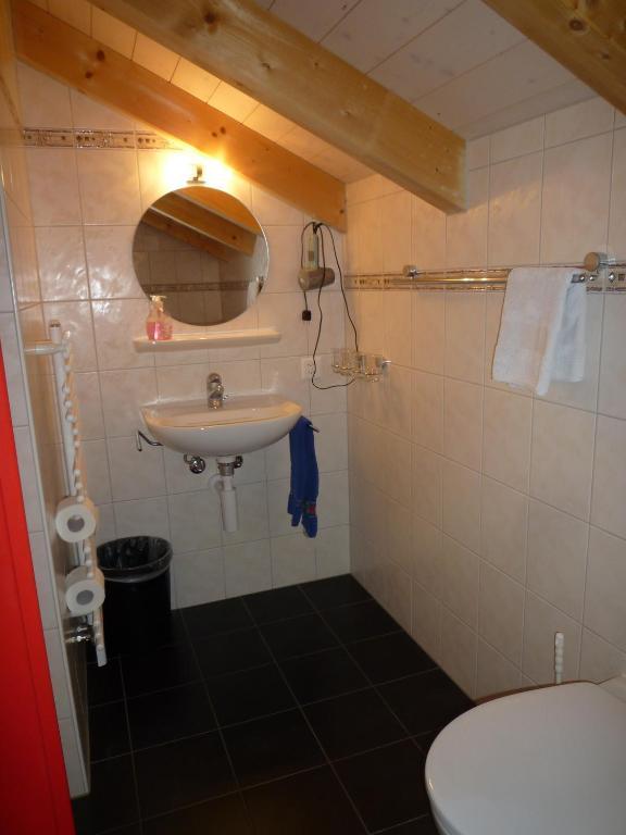 Esthers Guesthouse Gimmelwald Room photo