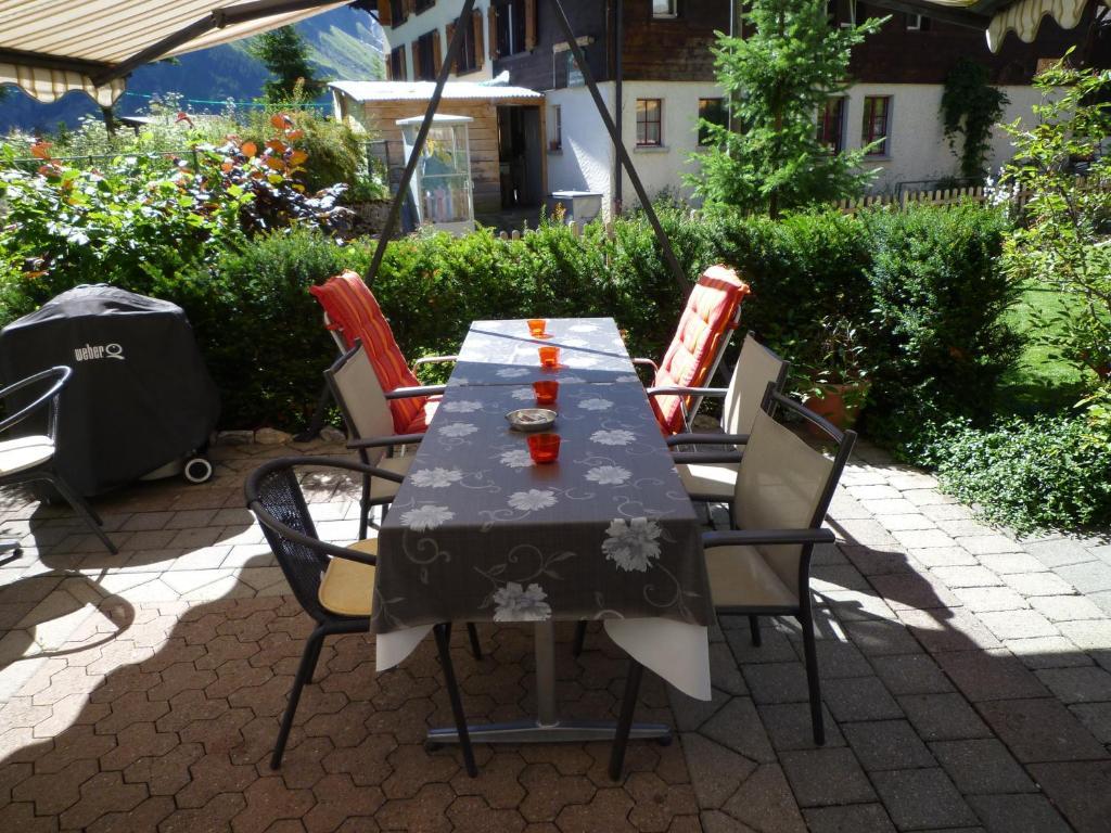 Esthers Guesthouse Gimmelwald Exterior photo