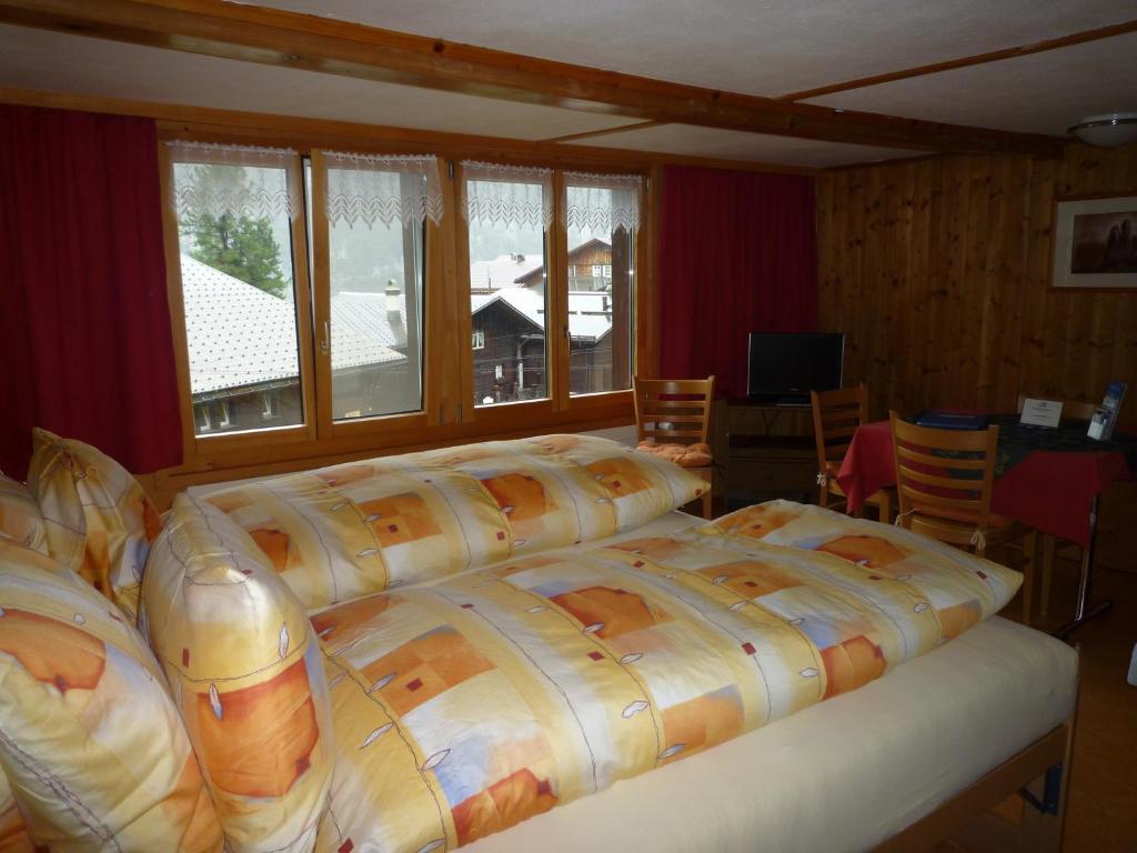 Esthers Guesthouse Gimmelwald Room photo