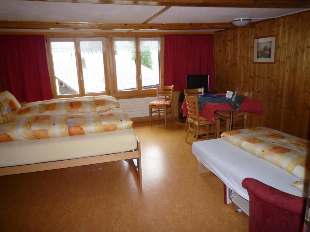 Esthers Guesthouse Gimmelwald Room photo