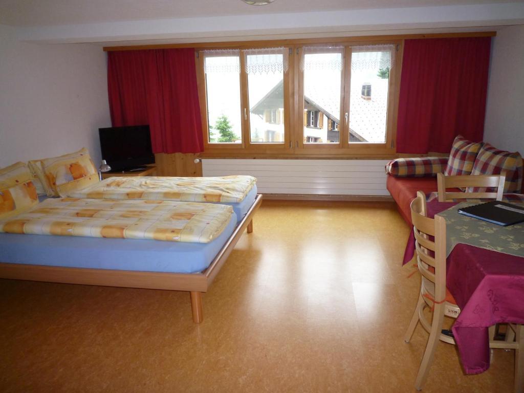 Esthers Guesthouse Gimmelwald Room photo